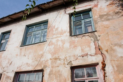 Проблемы при переселении из аварийного жилья помогает решать иркутянам Антон Романов 